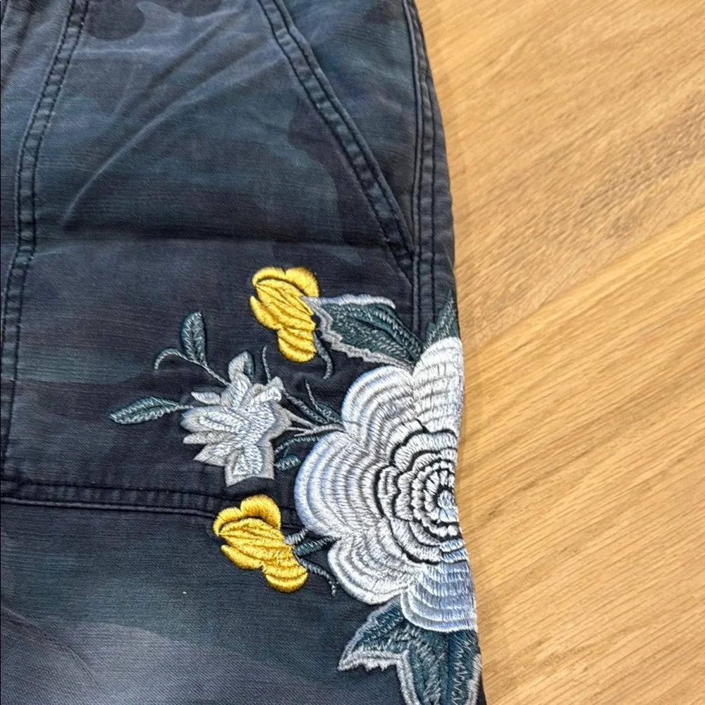 Embroidered Floral Women's Shorts - Picture 2 of 3